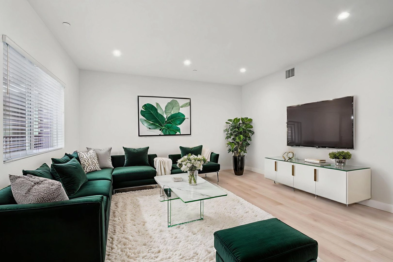 Newly Built Beautiful Apartments in the Vicinity of the Warner Center!