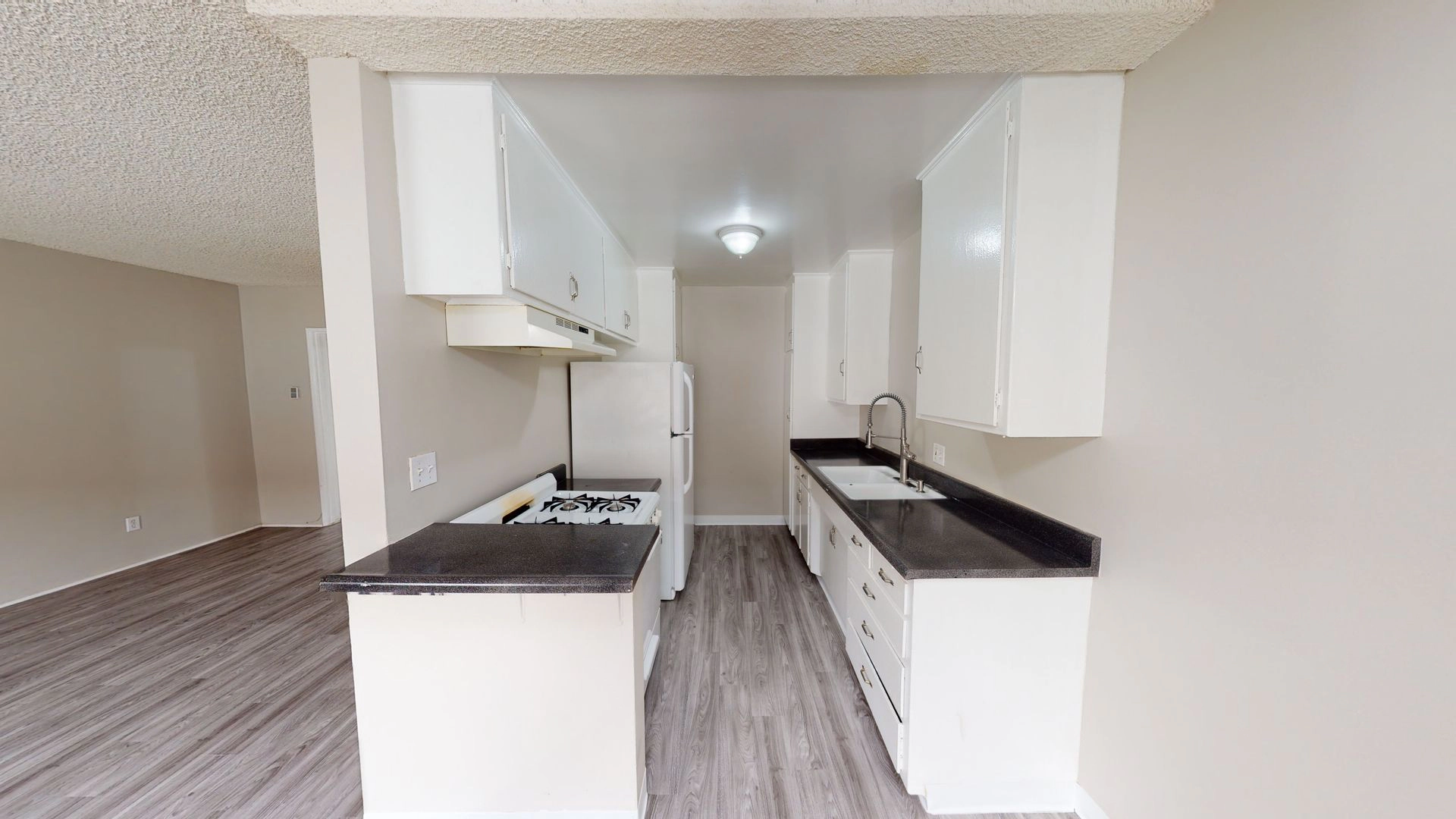 FREE RENT! AMAZING ONE BEDROOM, ONE BATH AVAILABLE