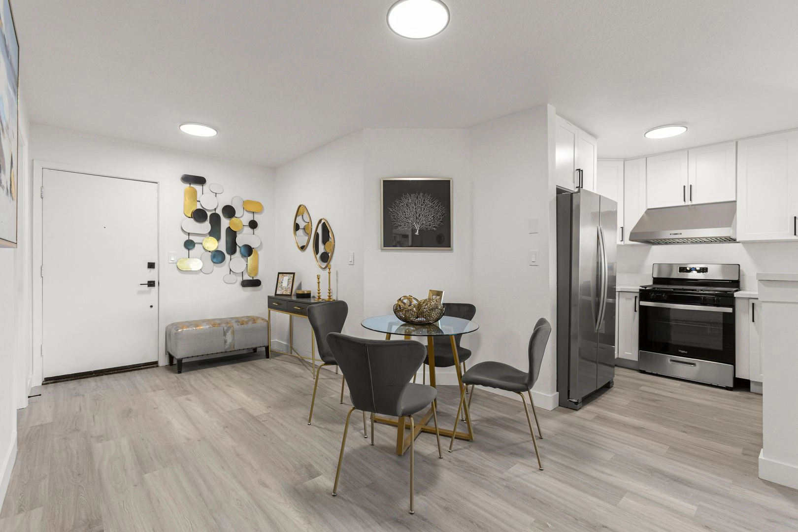 Beautiful Apartments in Northridge, Walking distance to CSUN & MORE!!