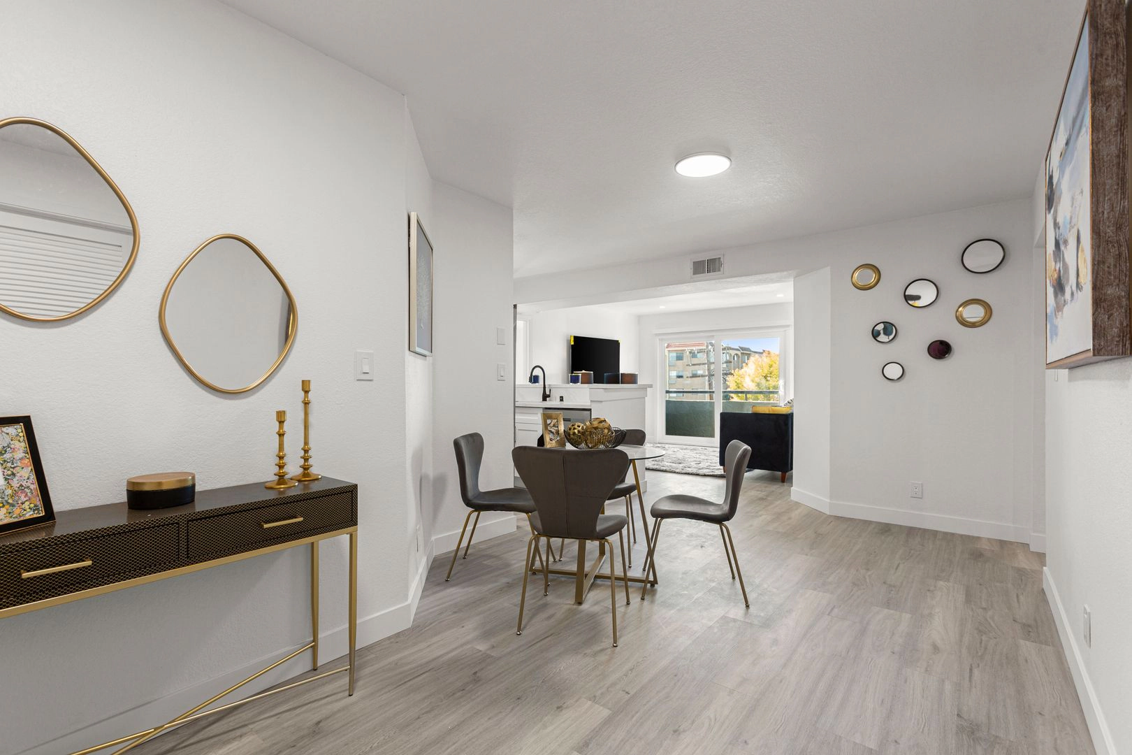 Beautiful Apartments in Northridge, Walking distance to CSUN & MORE!!