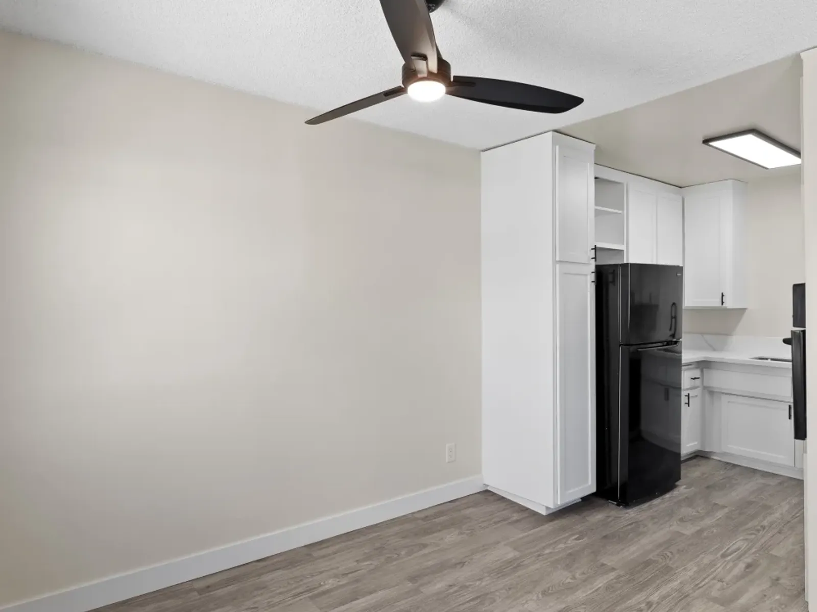 Apartment photo for 14556 Magnolia Blvd, photo 3