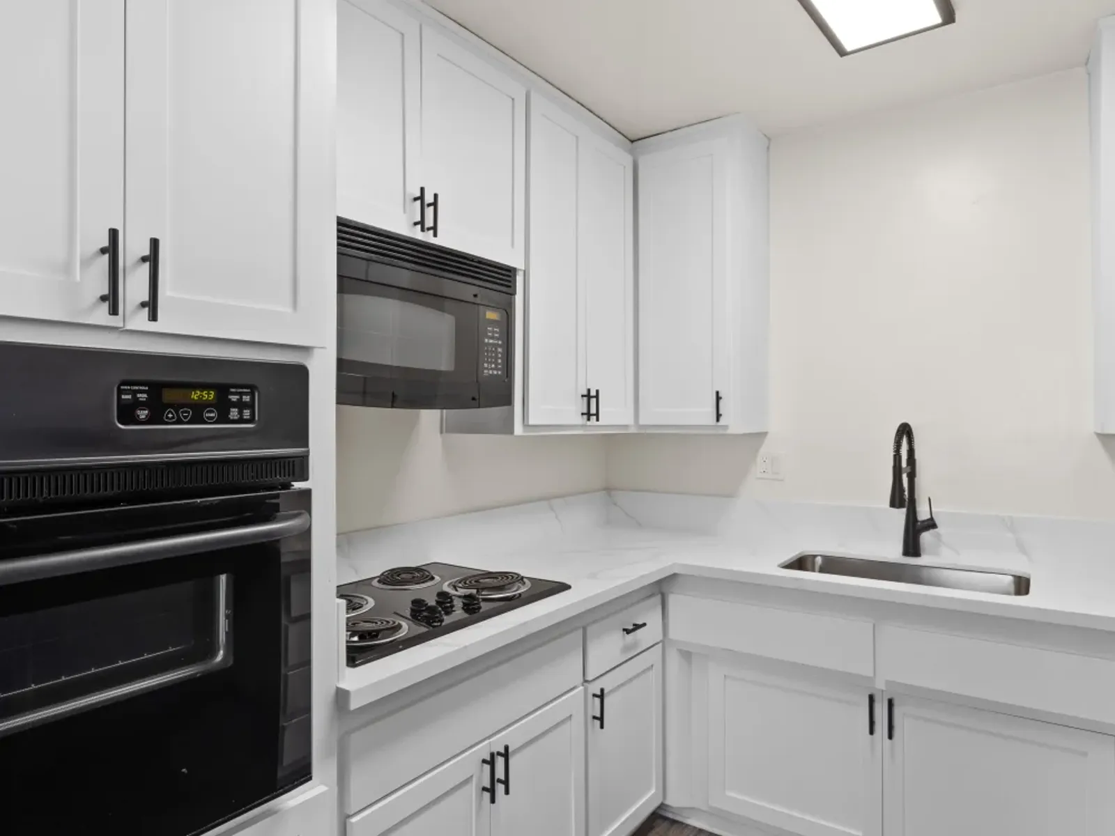 Apartment photo for 14556 Magnolia Blvd, photo 2