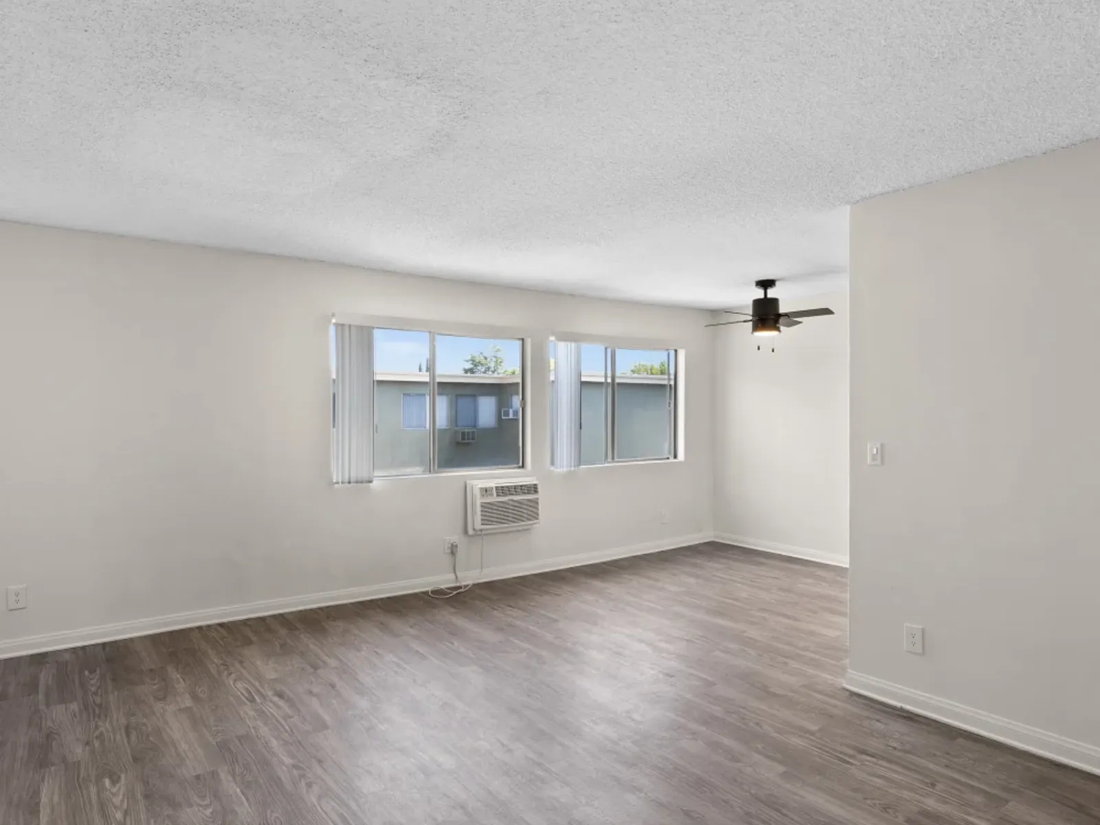 Apartment photo for 14556 Magnolia Blvd - 5