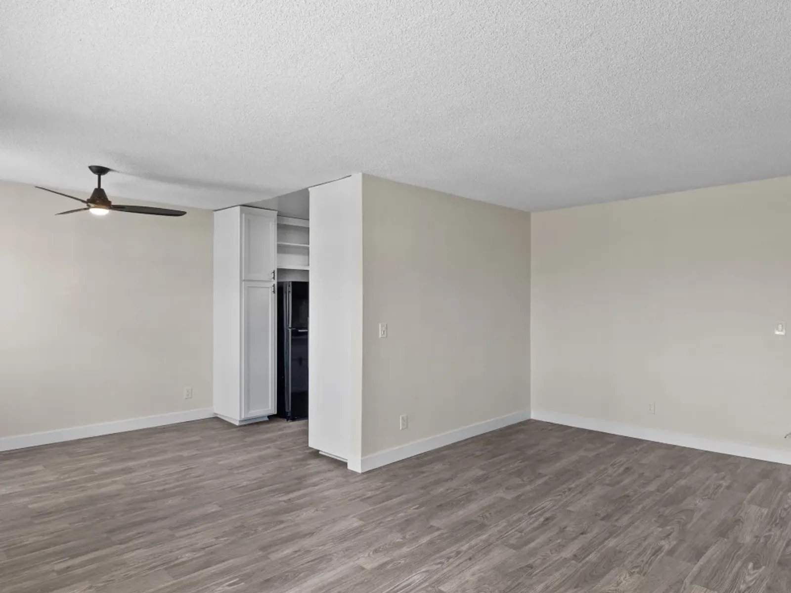 Apartment photo for 14556 Magnolia Blvd - 4