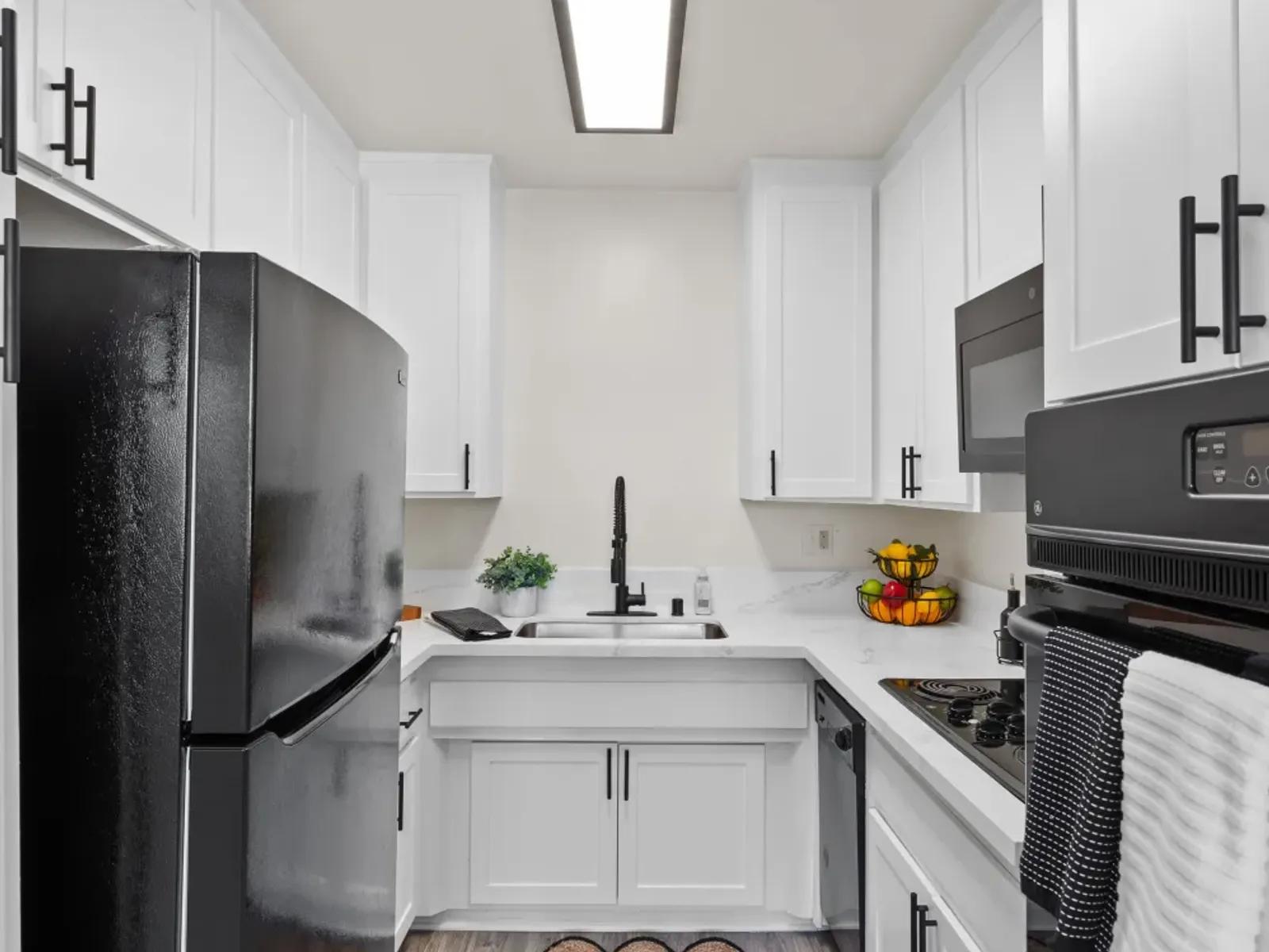 Apartment photo for 14556 Magnolia Blvd, photo 1