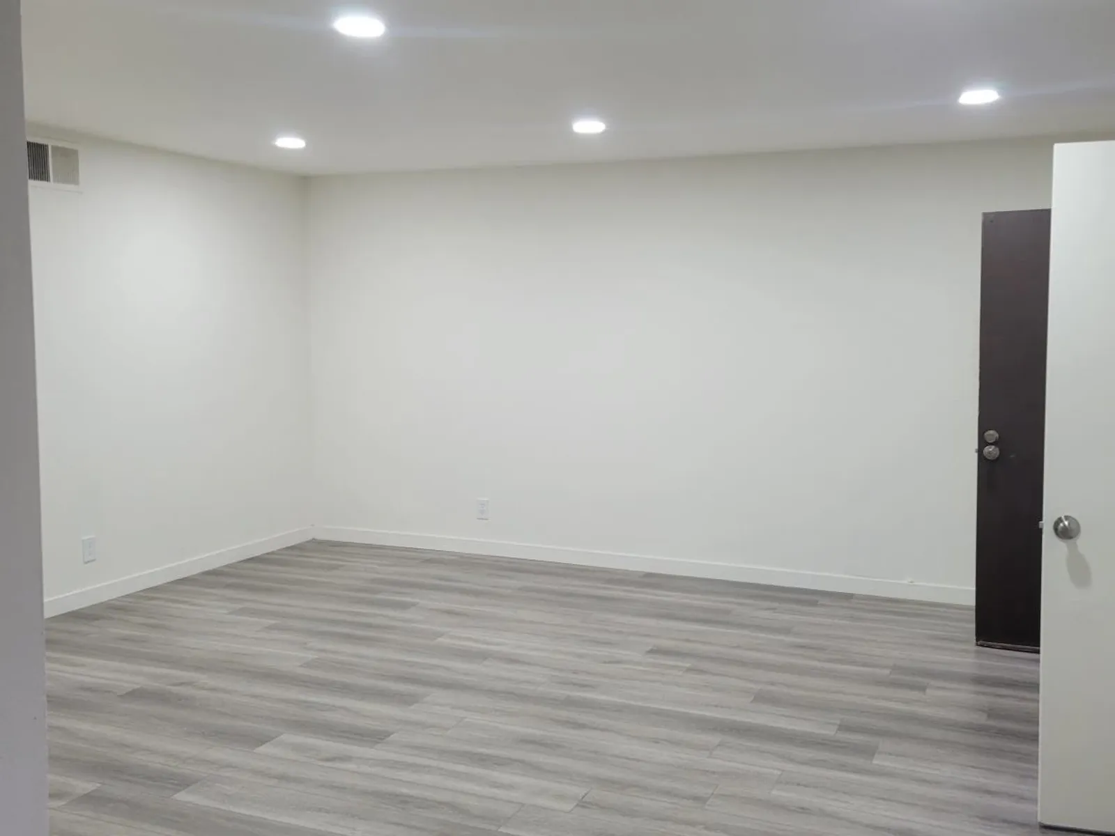 Apartment photo for 9404 Van Nuys Blvd., photo 3