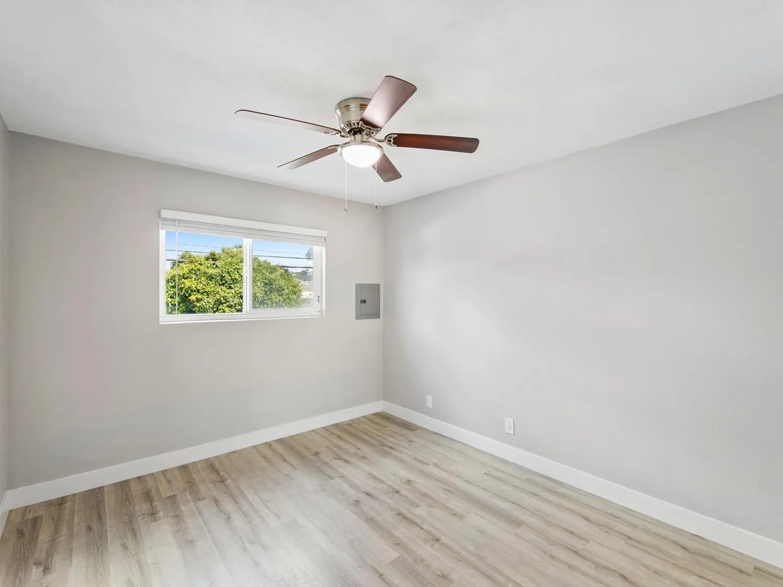 1495 Peterson Ave 23