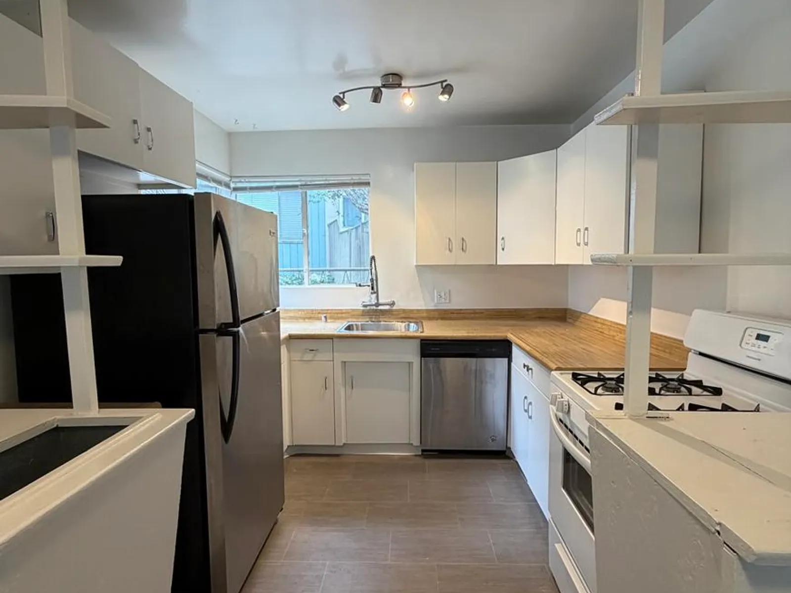 11940 Laurelwood Dr - 7
