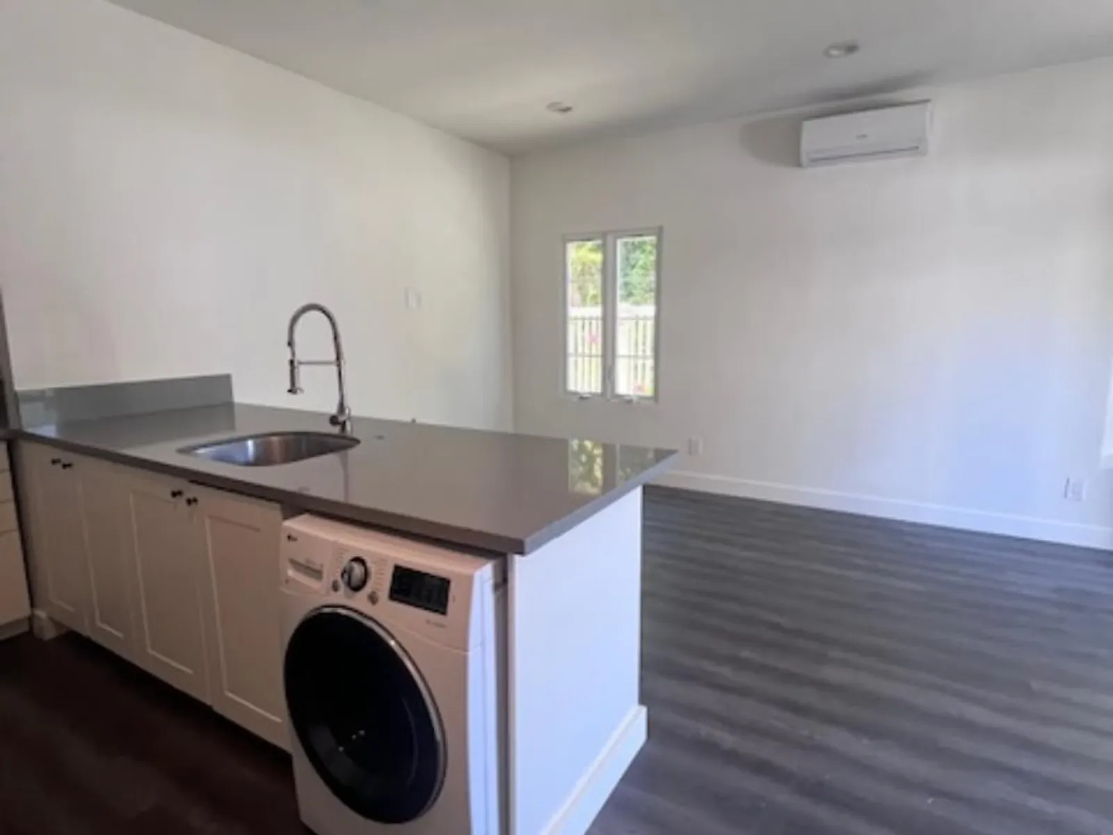 Apartment photo for 921 N W Knoll Dr, photo 2
