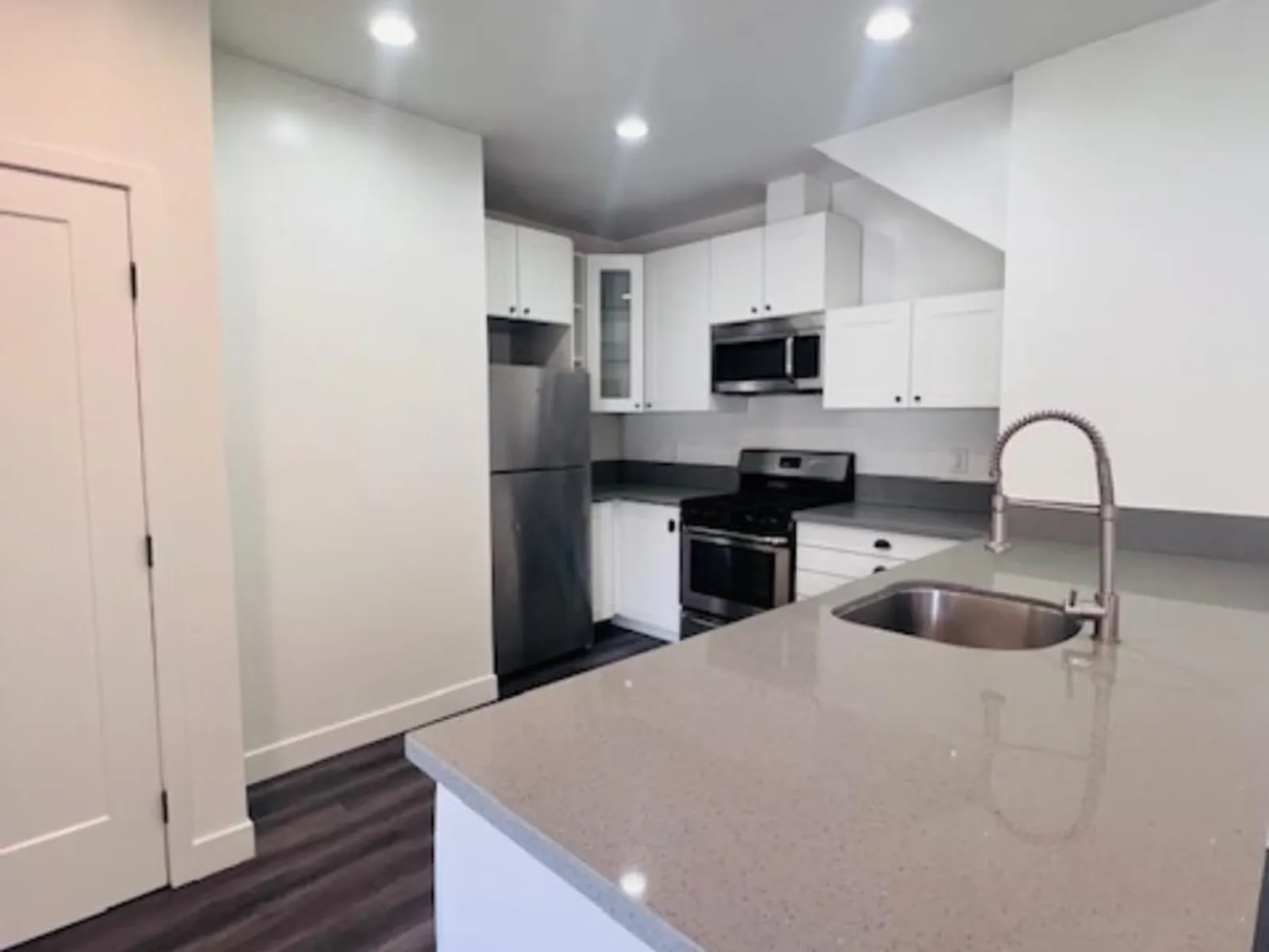 Apartment photo for 921 N W Knoll Dr, photo 3