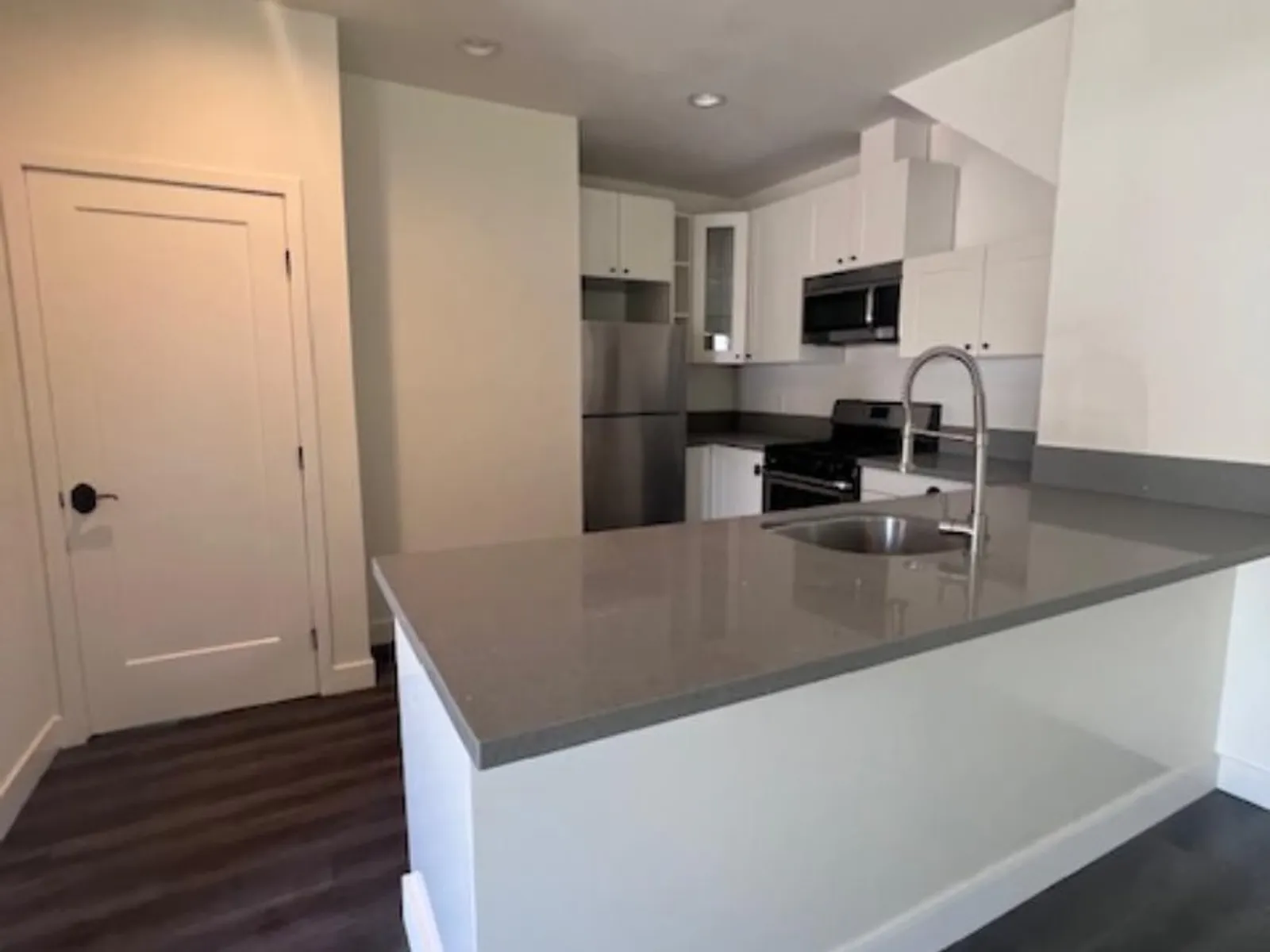 Apartment photo for 921 N W Knoll Dr - 4