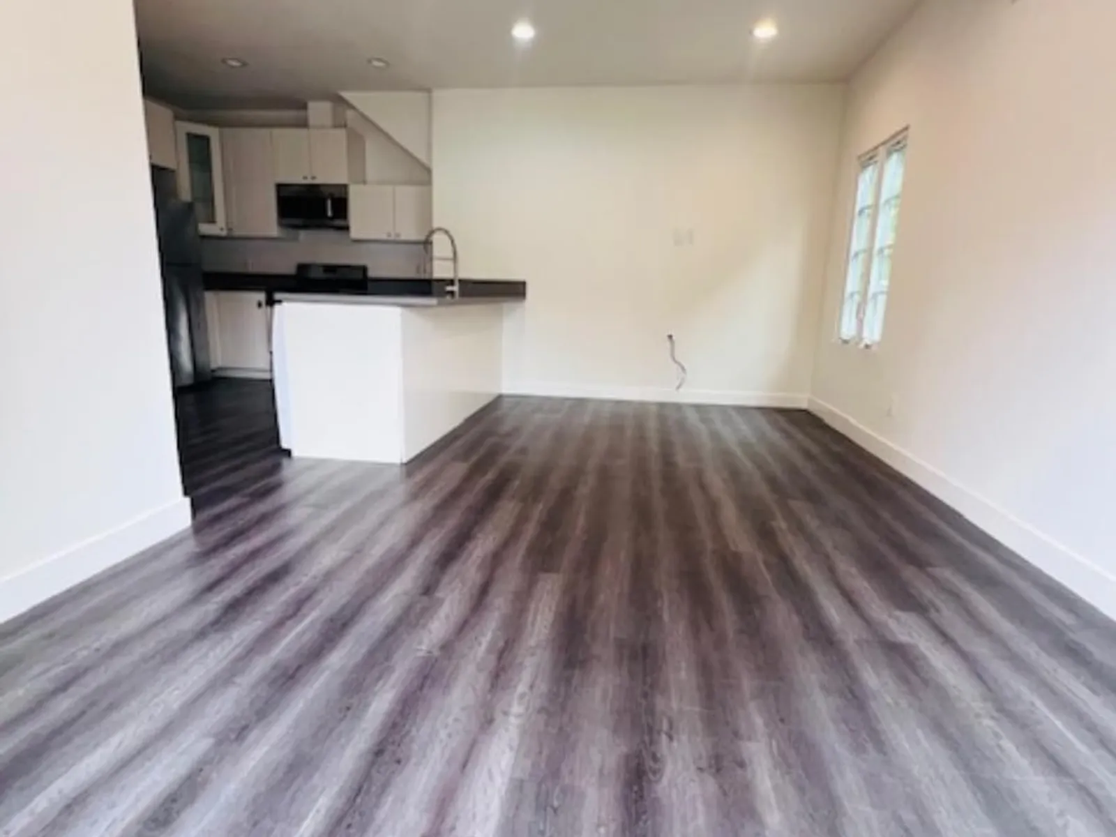 Apartment photo for 921 N W Knoll Dr - 5