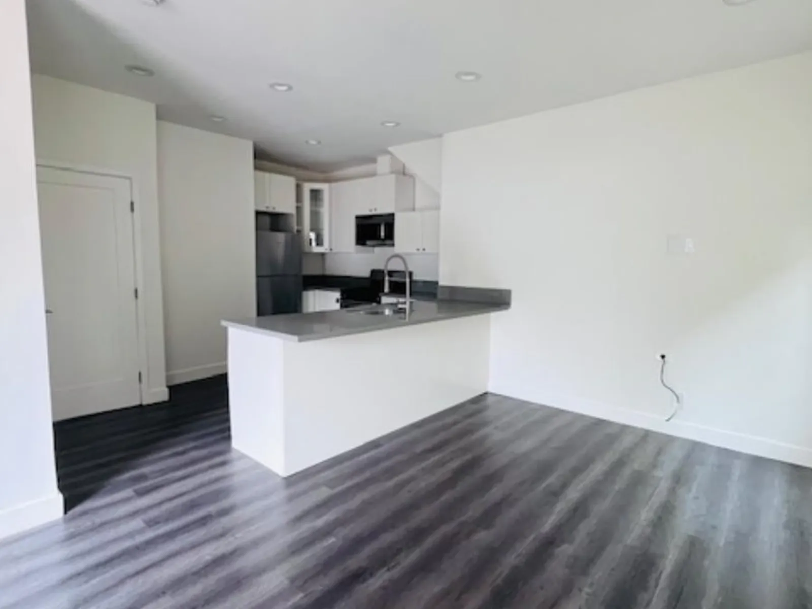 Apartment photo for 921 N W Knoll Dr - 6