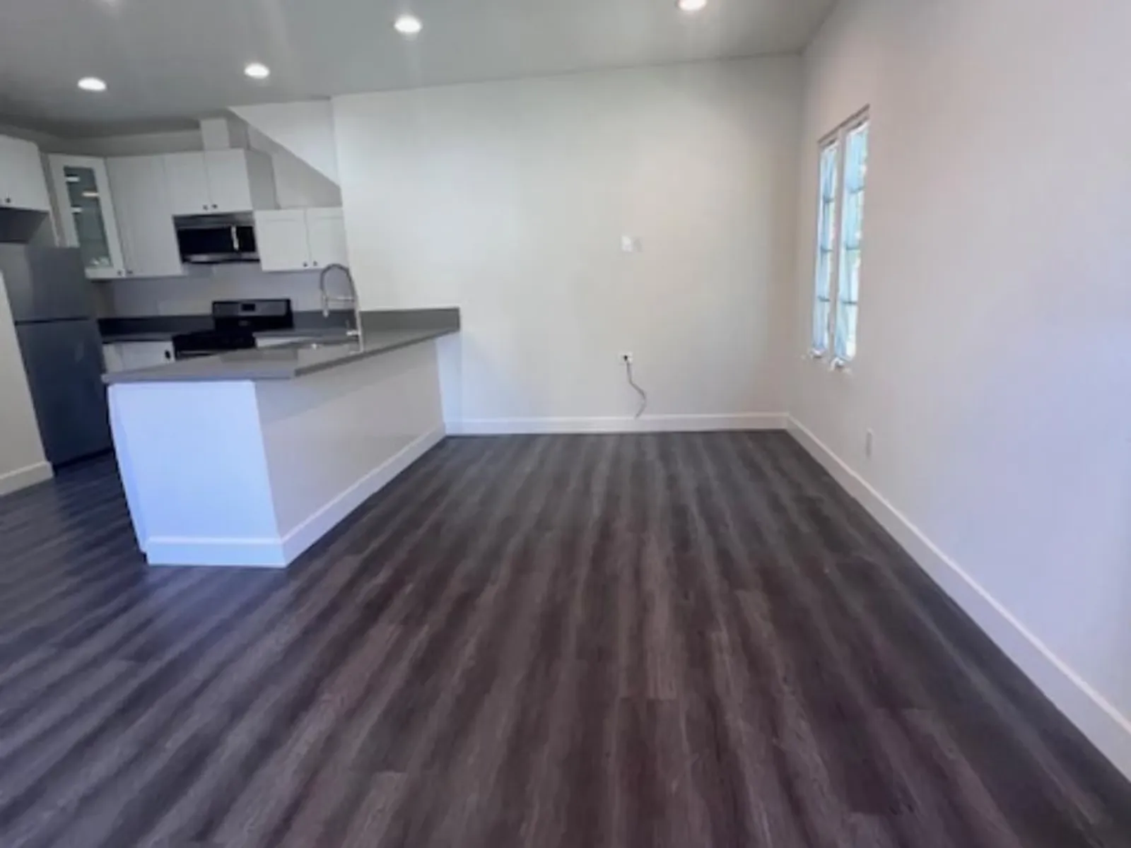 Apartment photo for 921 N W Knoll Dr - 7