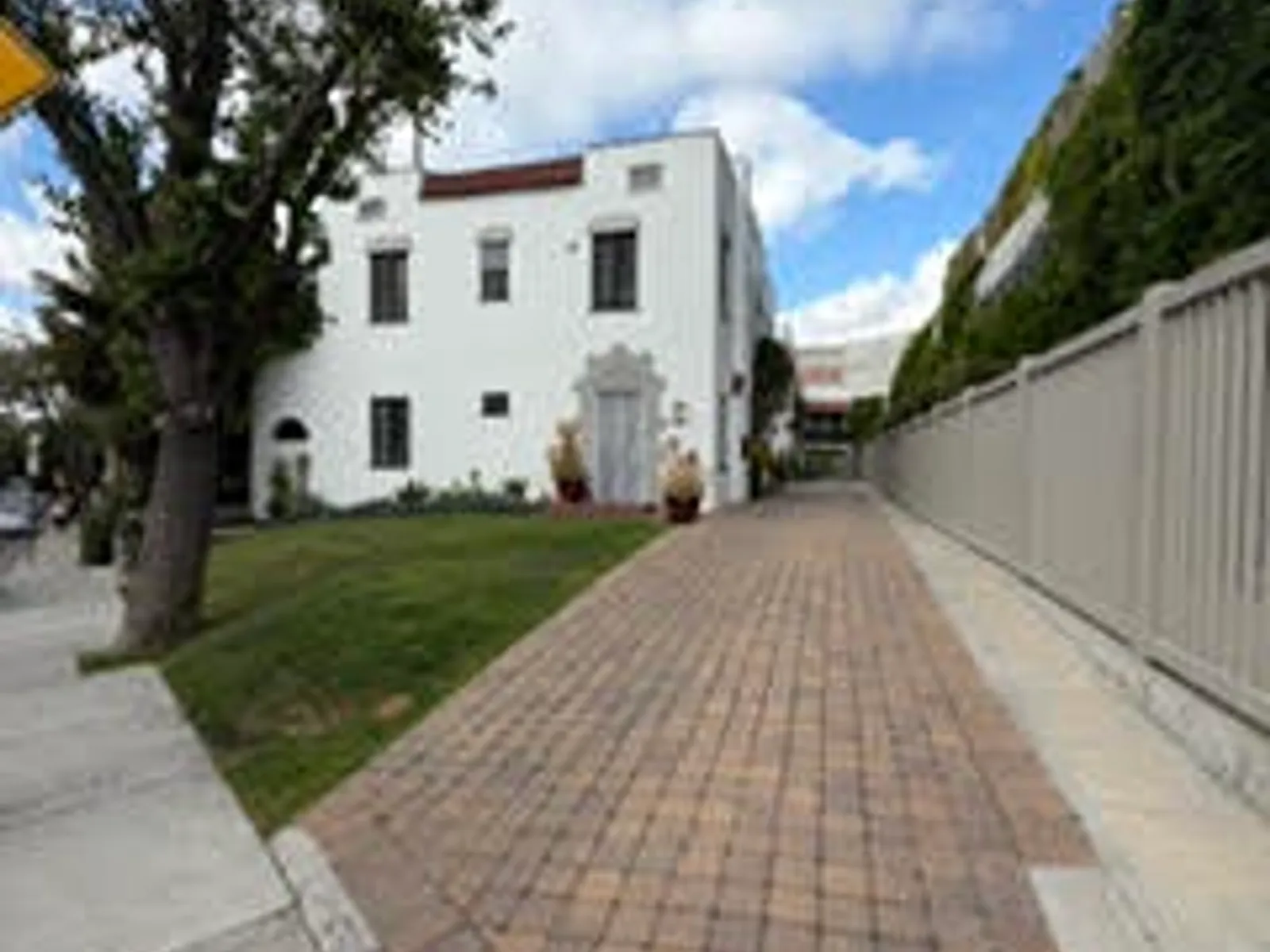 921 N W Knoll Dr 1