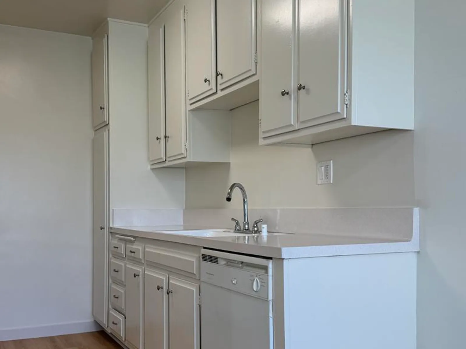 5292 Newcastle Ave - 4