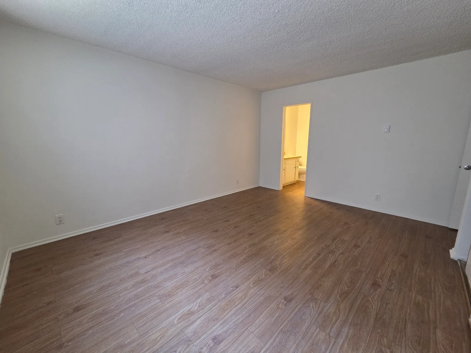 5230 Newcastle Ave - 5