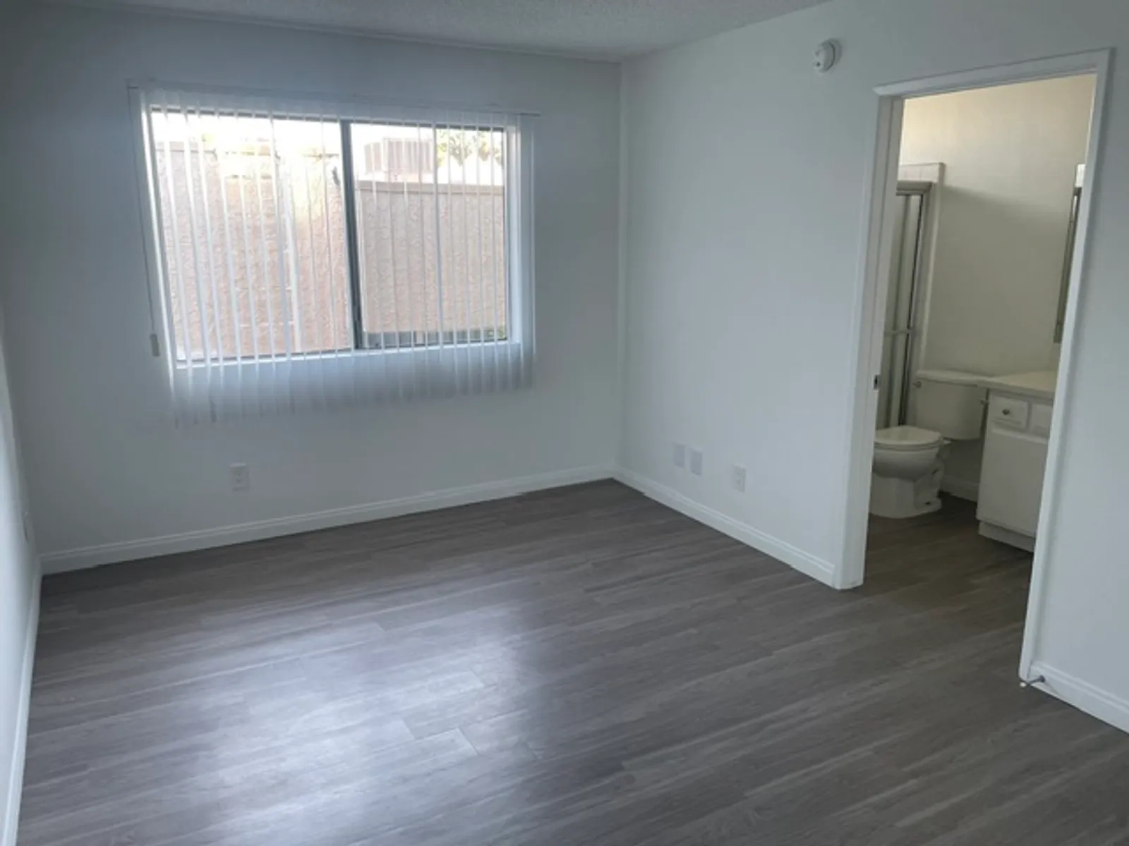 5101 Balboa Blvd - 5