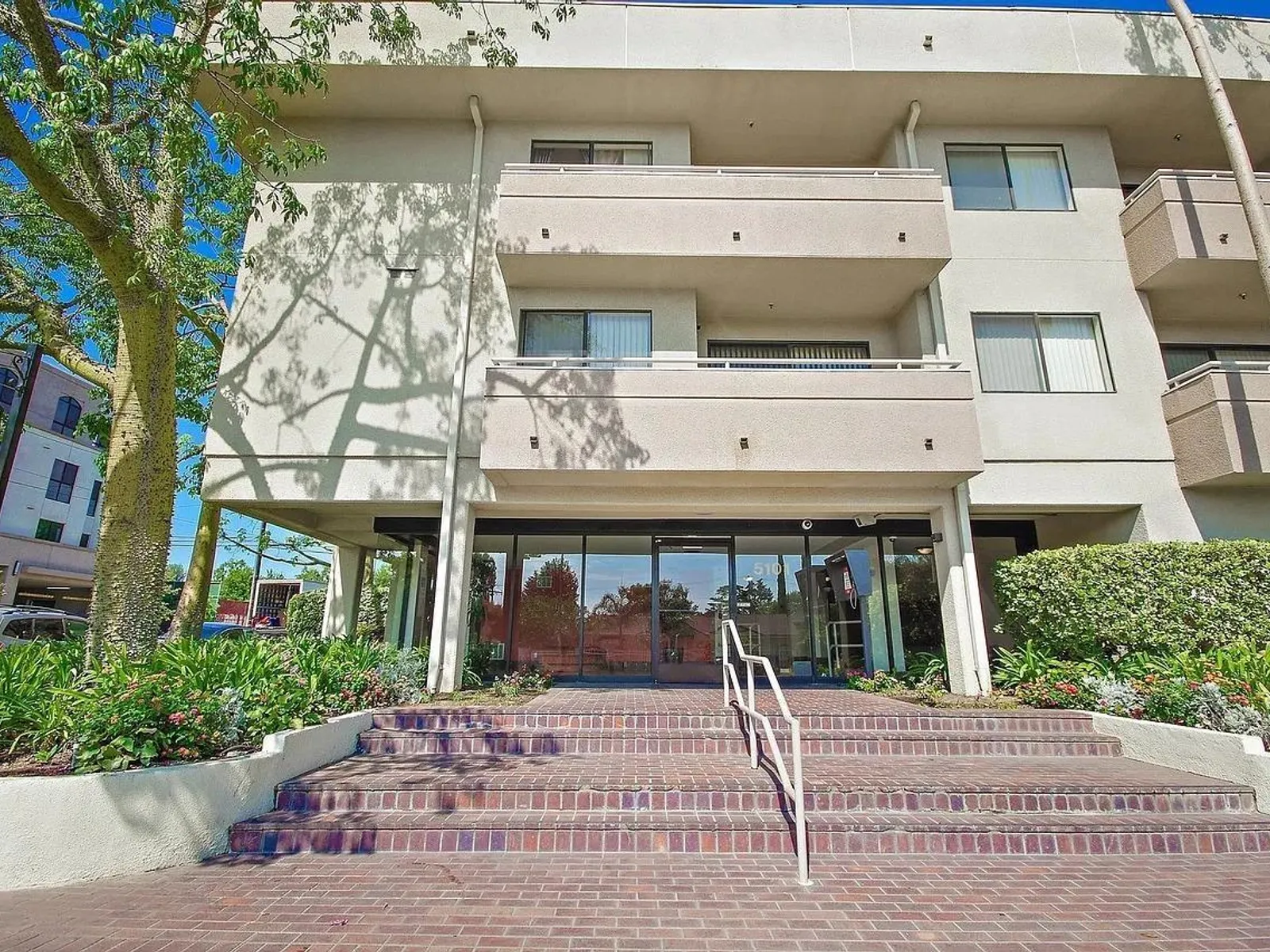5101 Balboa Blvd 1