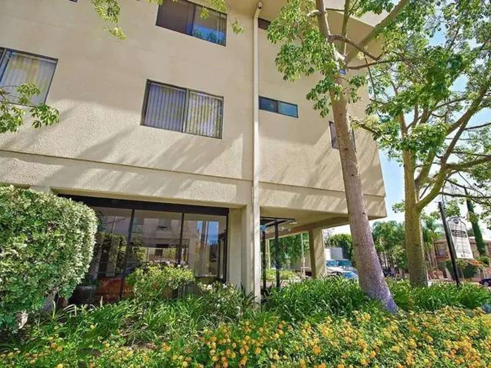 5101 Balboa Blvd 4