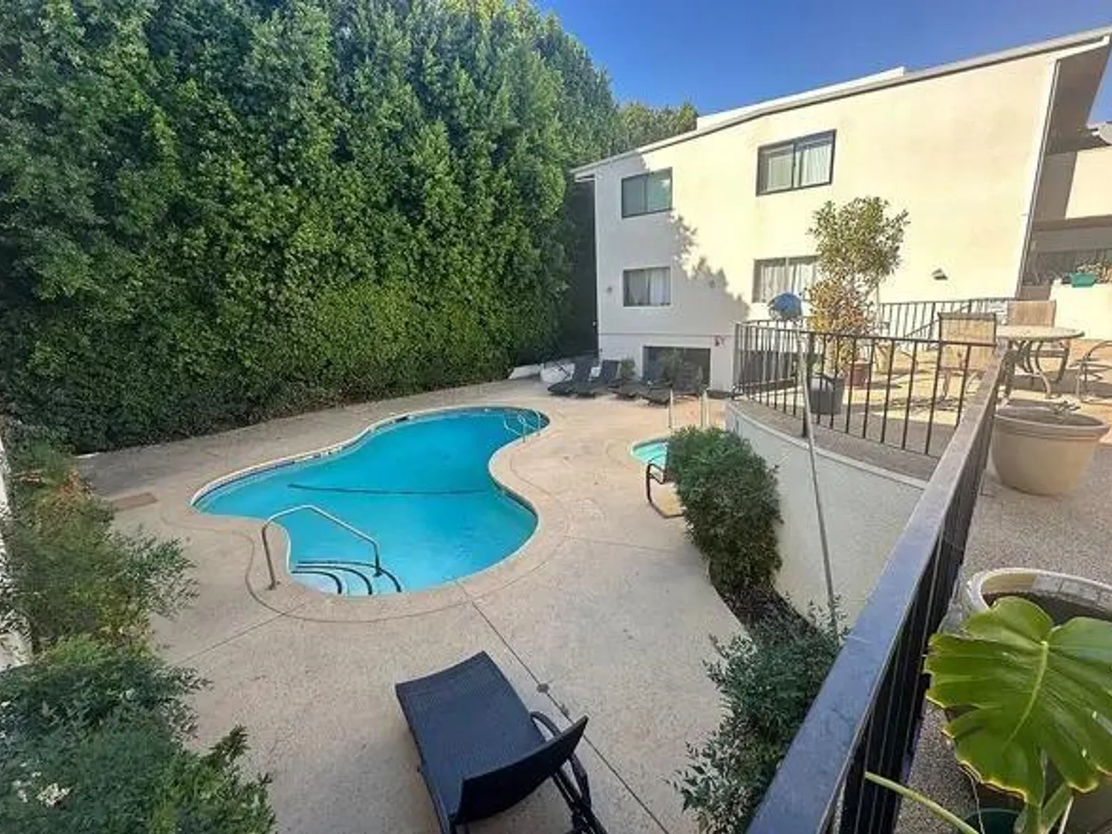 5101 Balboa Blvd 8
