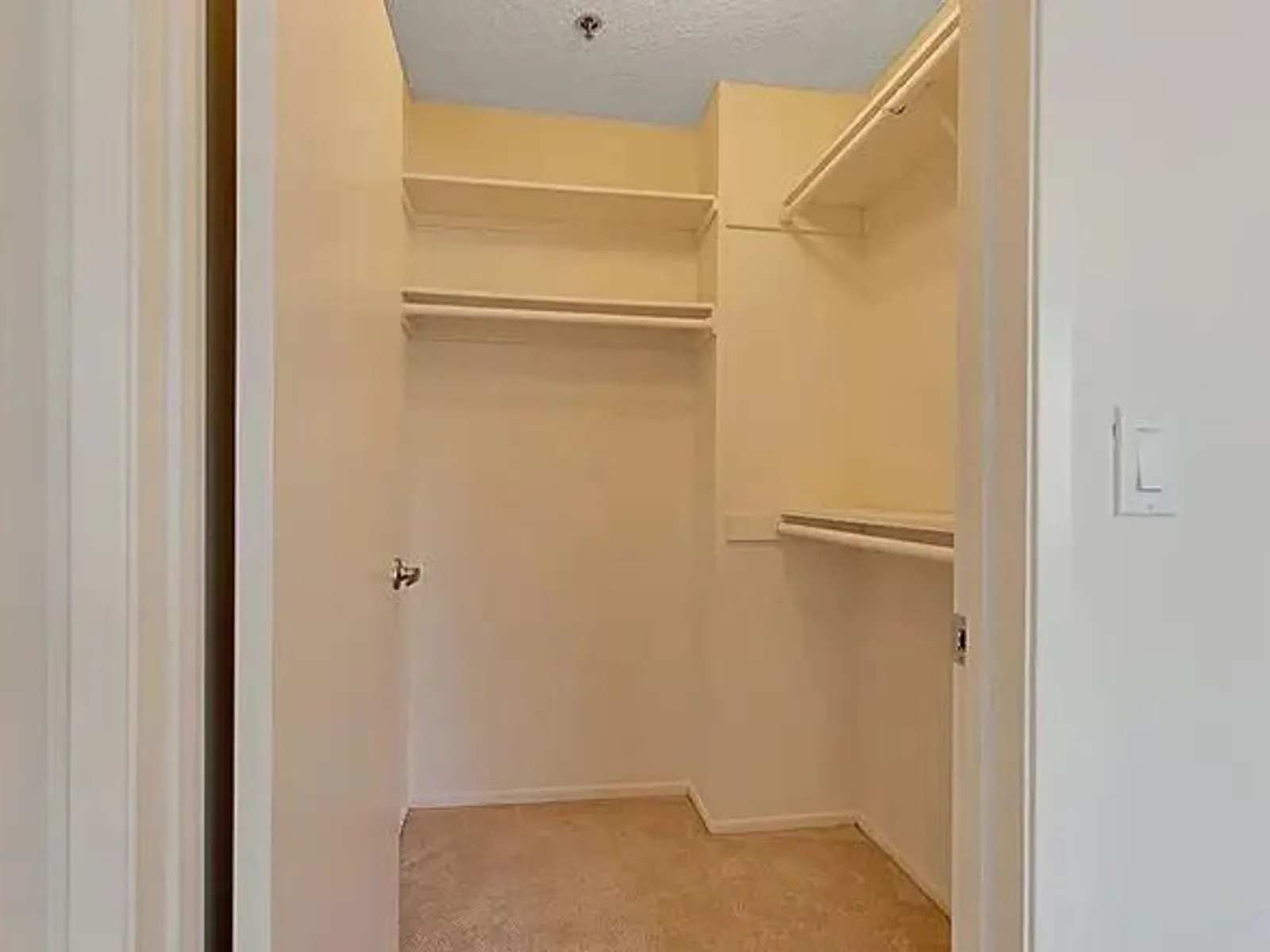 5101 Balboa Blvd 20