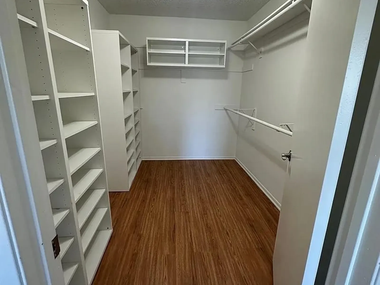 5101 Balboa Blvd 21