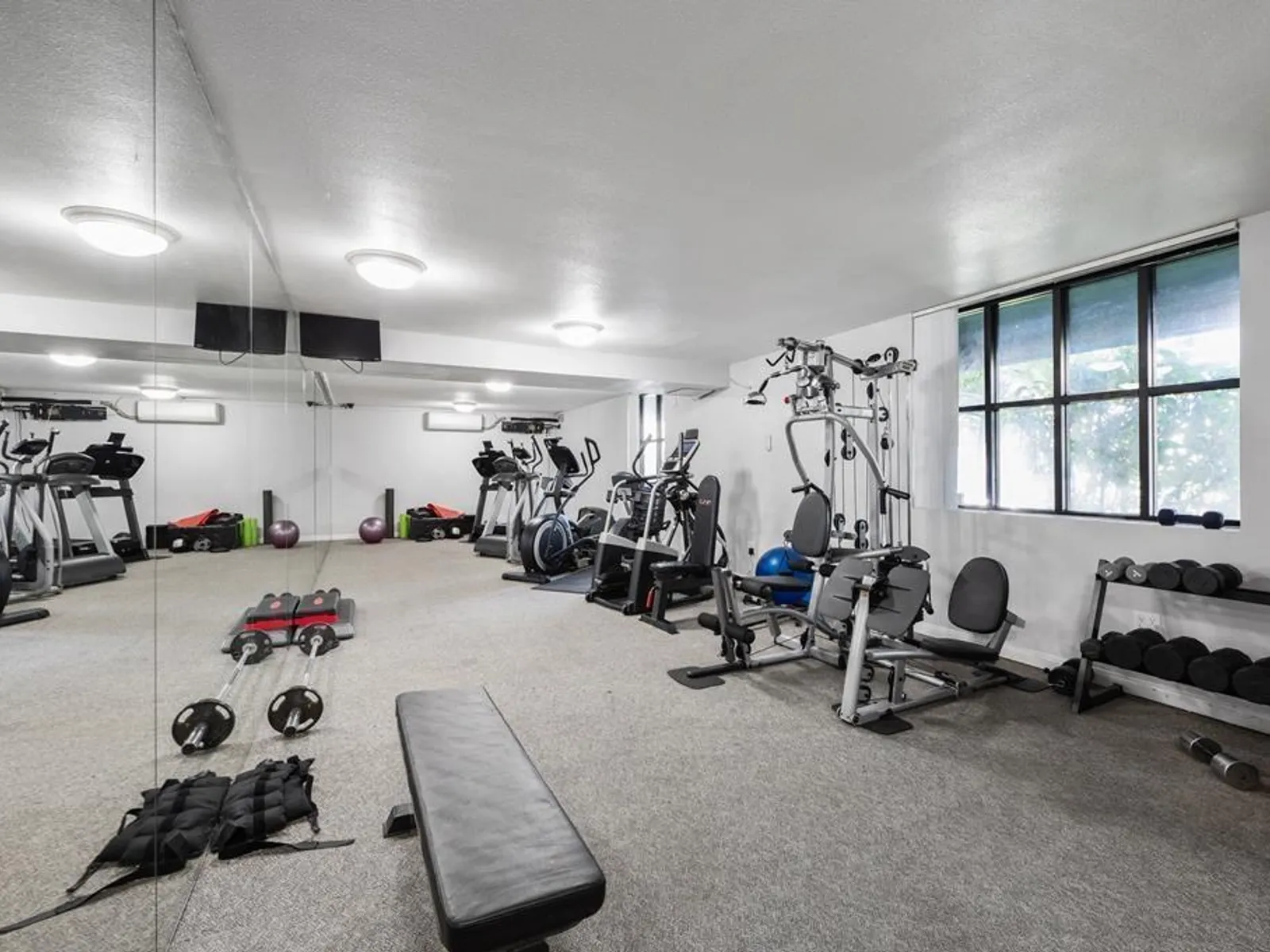 1444 N. Poinsettia Place 4