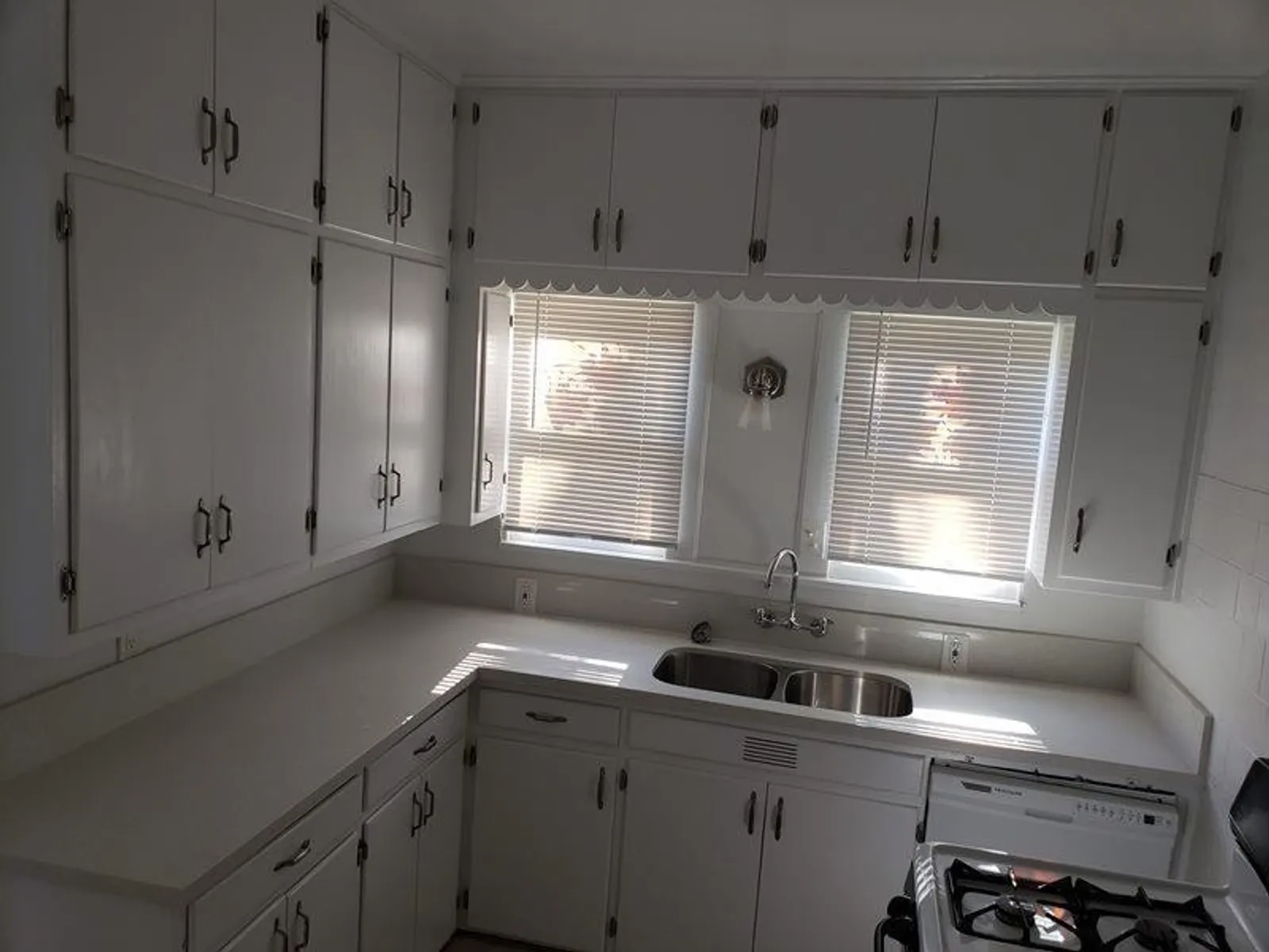 1325-1333 E 3rd St 9