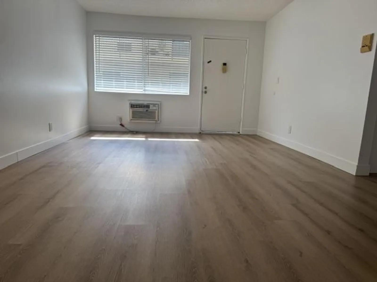 19925 Roscoe Ave. 4
