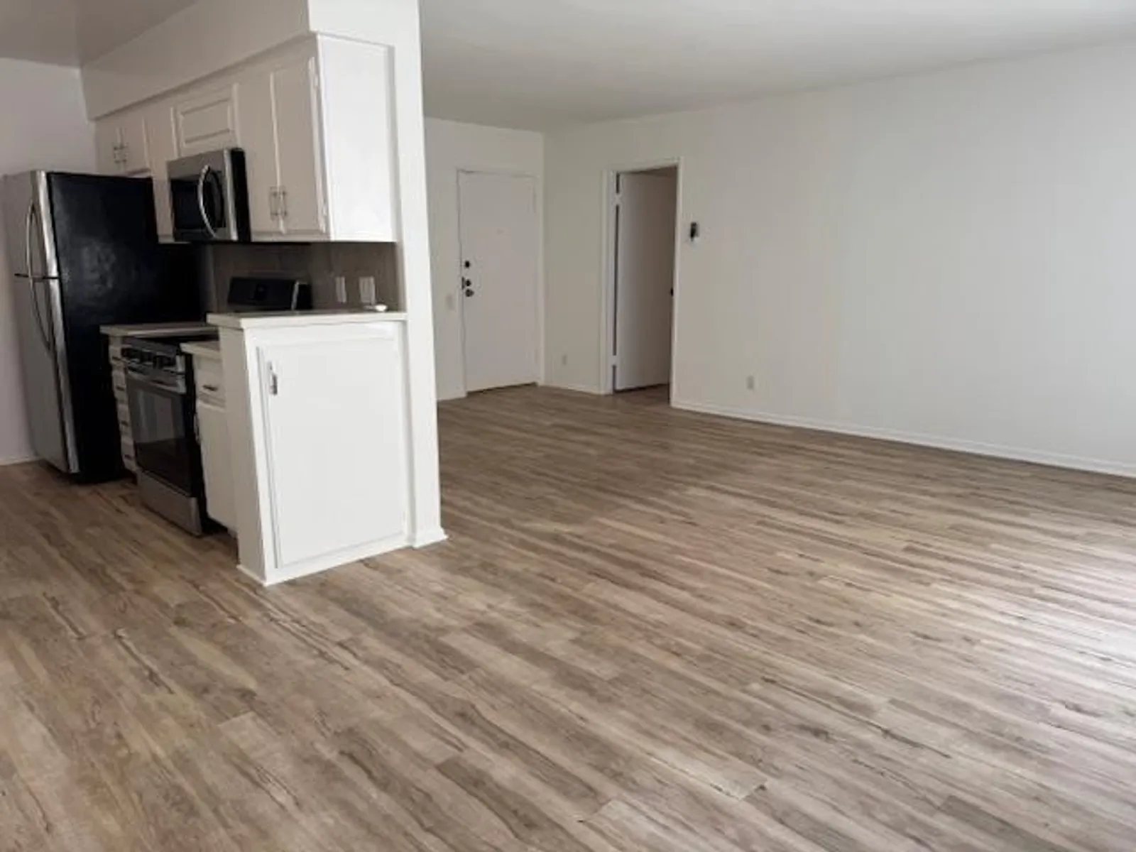 Apartment photo for 11810 Mayfield Ave, photo 2