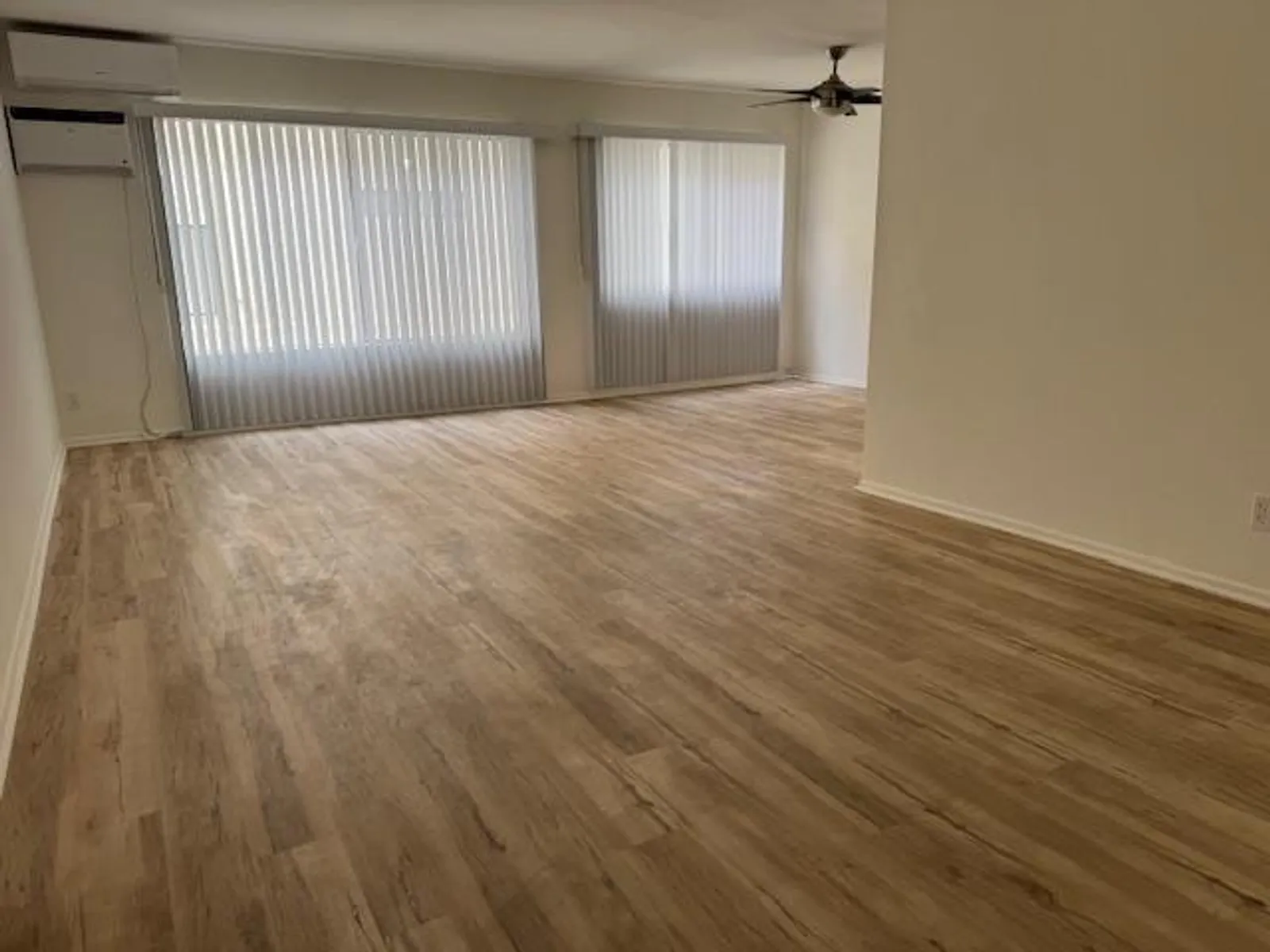 Apartment photo for 11810 Mayfield Ave - 5