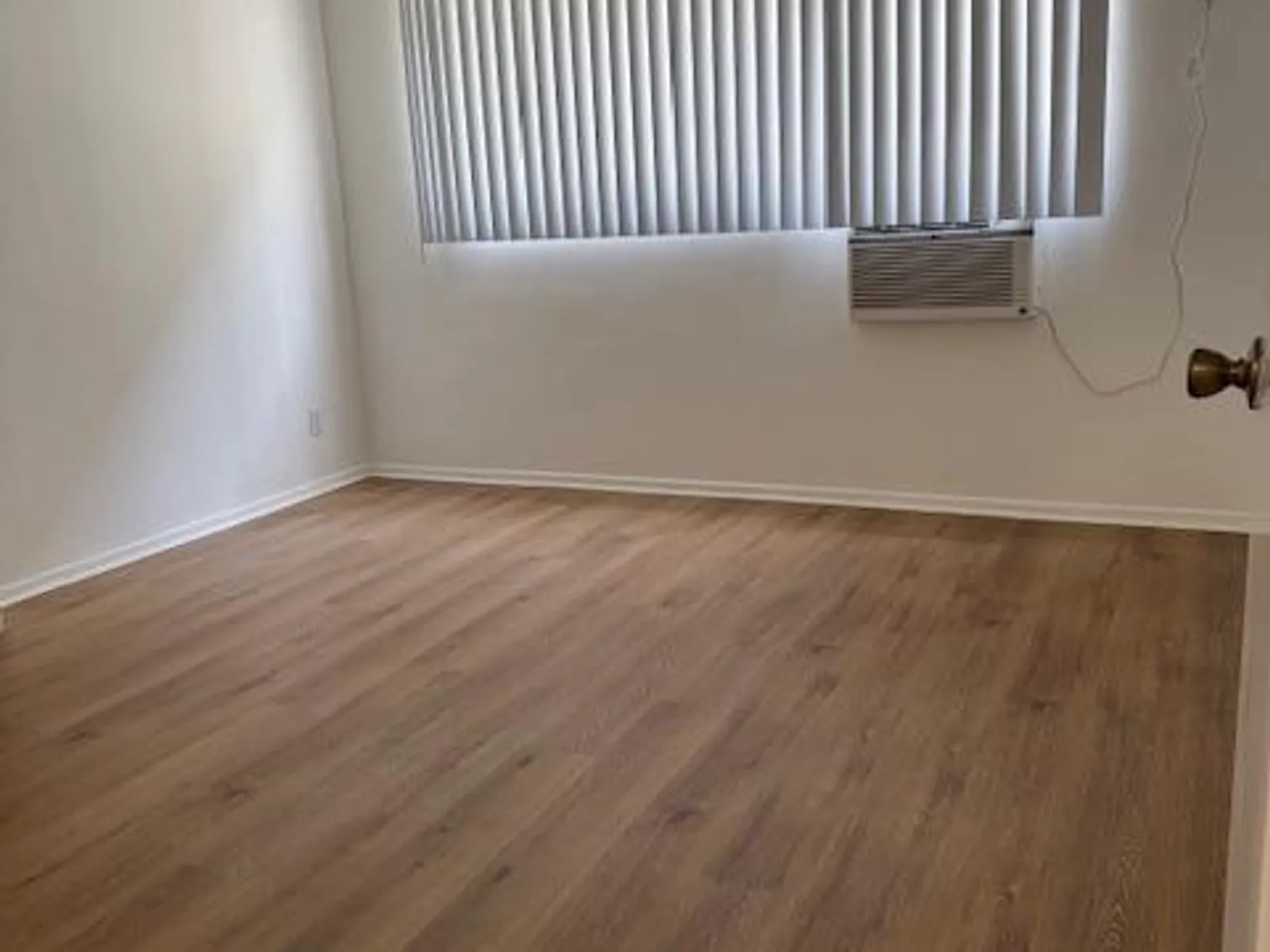 Apartment photo for 11810 Mayfield Ave - 6