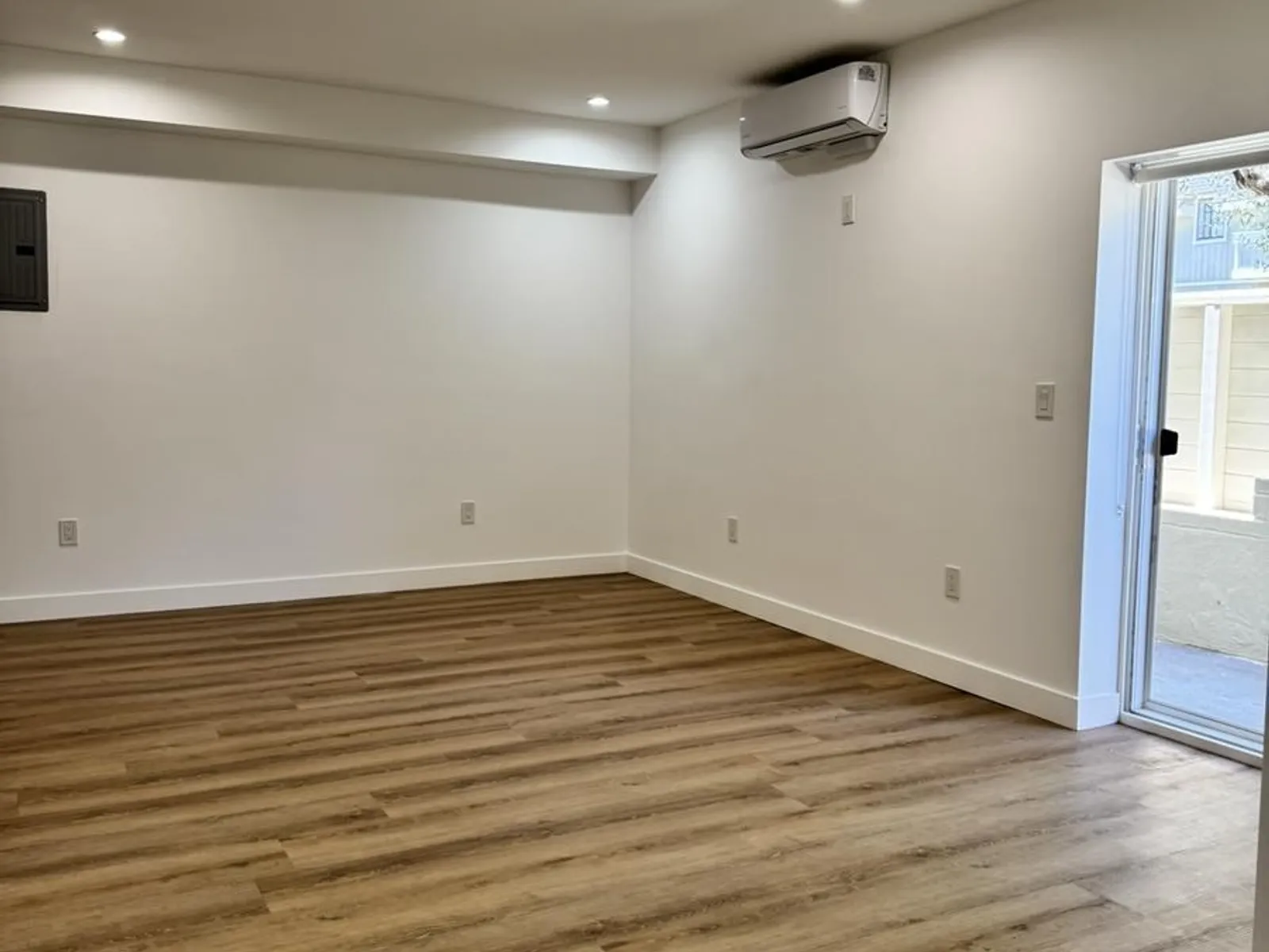 Apartment photo for 11810 Mayfield Ave, photo 2